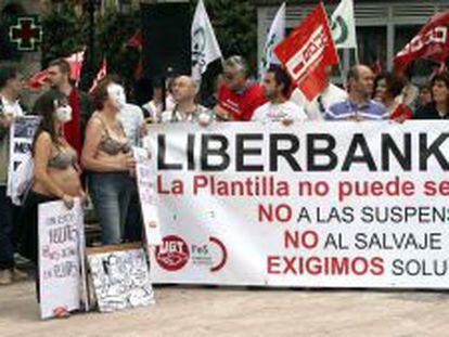 Un millar de trabajadores de Liberbank se han manifestado hoy en Oviedo contra el Expediente de Regulaci&oacute;n Temporal de Empleo (ERTE) de la entidad, que incluye suspensiones de empleo durante 18 meses para 1.332 empleados.