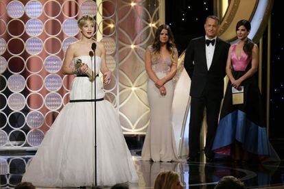 Jennifer Lawrence recibe el premio a la mejor actriz de reparto en cine por 'La gran estafa americana'. 