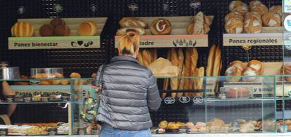 Una mujer compra pan en una panadería. EFE/ Elvira Urquijo A./Archivo