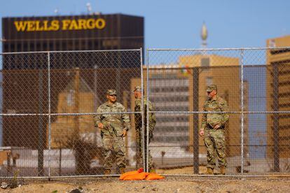 Soldados del Ejército de EE UU, frente a una valla a orillas del río Bravo en El Paso, Texas.