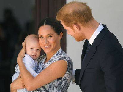 Los duques de Sussex, Enrique de Inglaterra y Meghan Markle, con su hijo Archie, en su viaje oficial a África, en septiembre de 2019.