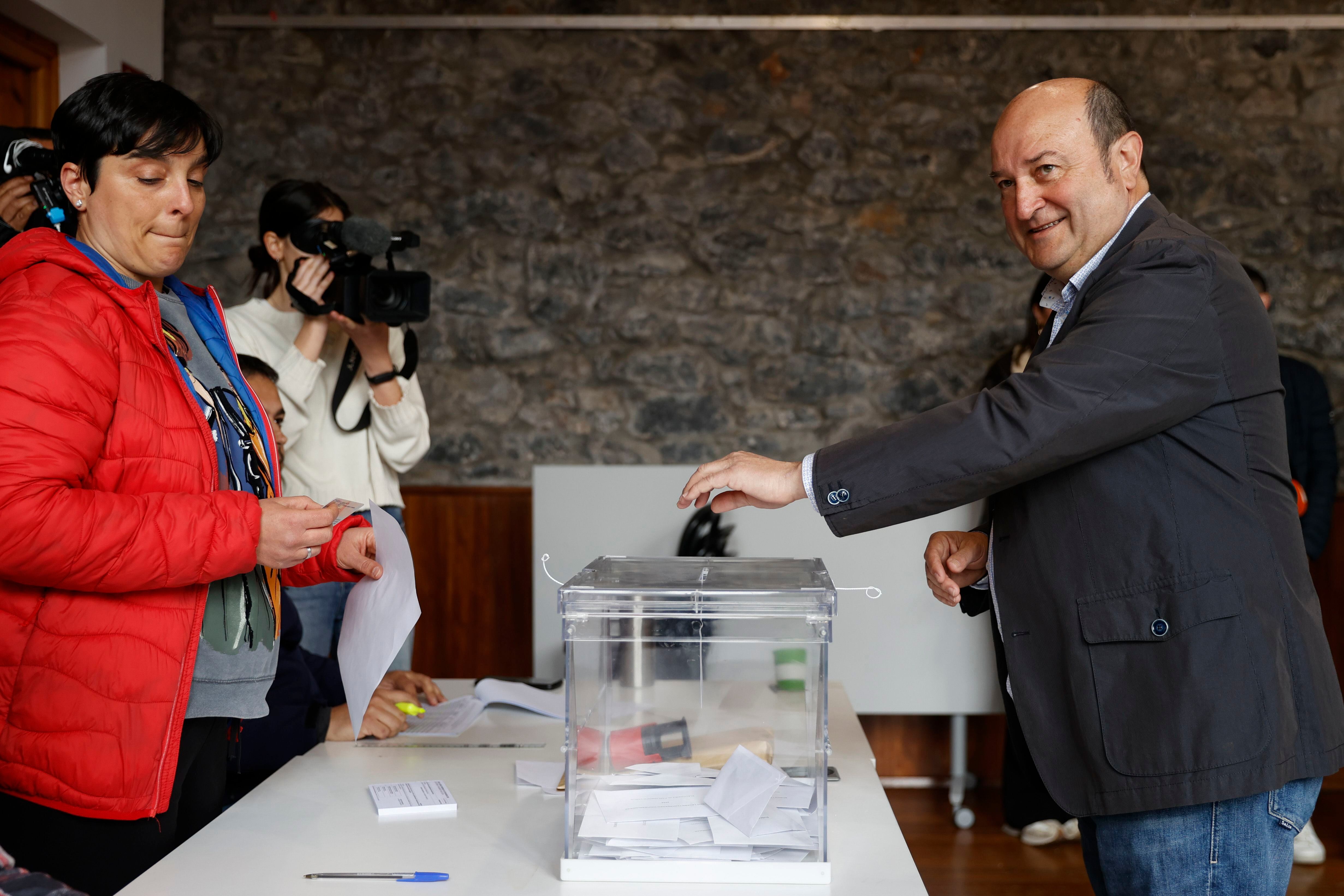 El presidente del PNV, Andoni Ortuzar, ejerce su derecho al voto en Escuelas de Sanfuentes en Bizkaia, este domingo. 