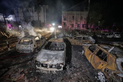 Un bombardeo alcanzó la noche del martes el patio de un hospital en Gaza, causando al menos 500 muertos, según el Ministerio de Sanidad gazatí. En la imagen, decenas de coches quemados en el exterior del hospital Al Ahli tras el ataque.