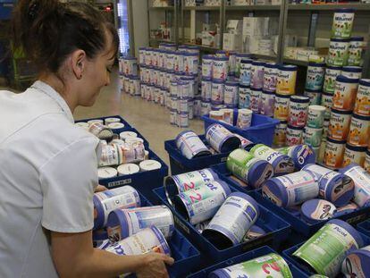 Una mujer retira botes de leche en un establecimiento en Francia.