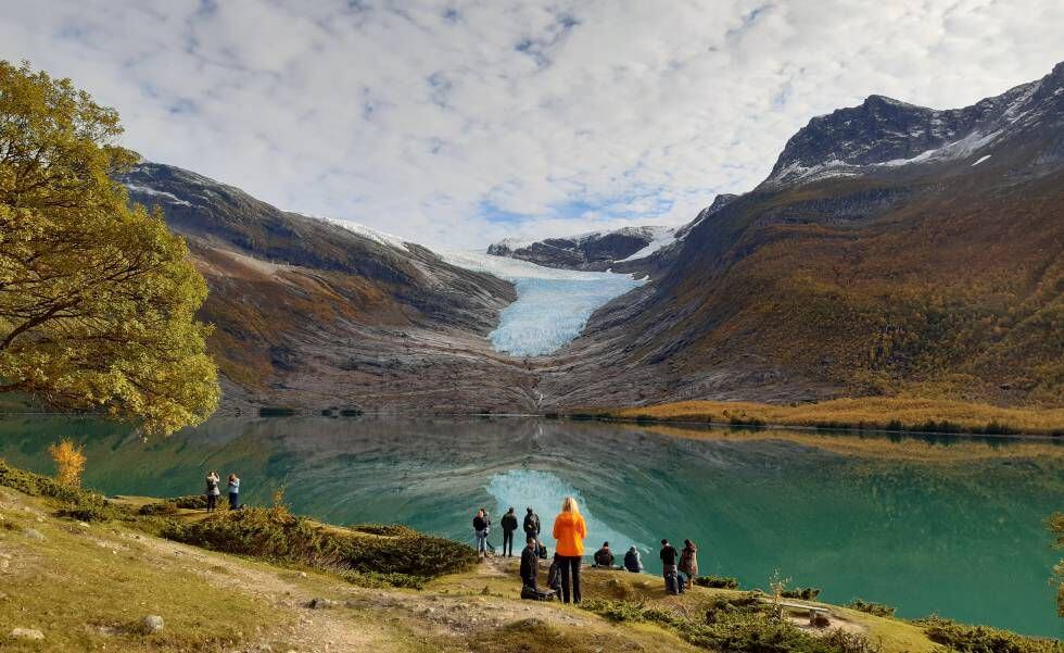 Un grupo de turistas contempla, al fondo, la lengua del glaciar Engabreen, en Noruega.