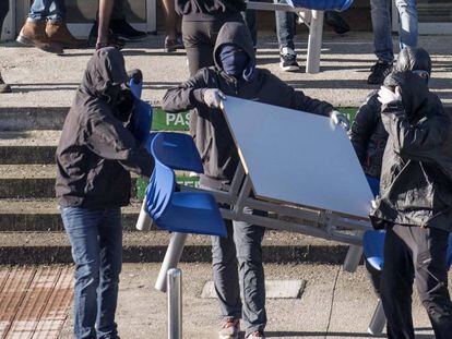 Encapuchados, en el campus de Leioa, el pasado marzo.