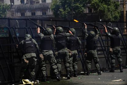 Un grupo de gendarmes se enfrenta a manifestantes durante las protestas por la cumbre del G-20, en Buenos Aires.