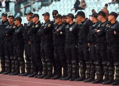 Policías antidisturbios en el estadio de Rades, cerca de Túnez, durante un partido de fútbol, el domingo 21 de febrero.