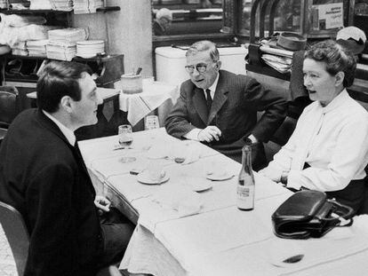 FOTO: Jean-Paul Sartre (centro), Simone de Beauvoir y Claude Lanzmann cenan juntos en un restaurante de París en una imagen de los años sesenta. / VÍDEO: Tráiler de 'Shoah', dirigida por Lanzmann.