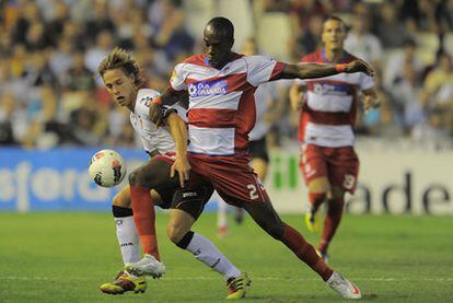 Canales y Nyom pugnan por el balón.