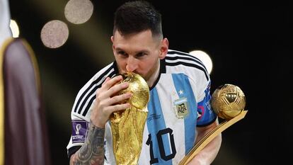 Messi besa el trofeo de la Copa del Mundo después de recoger el premio Balón de Oro.