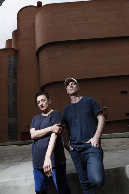 Los artistas Itziar Okariz y Sergio Prego, el lunes en Madrid.