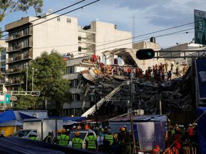 El desasosiego se instala frente a un edificio de la colonia Roma en el que se trabaja para liberar a 46 personas bajo los escombros