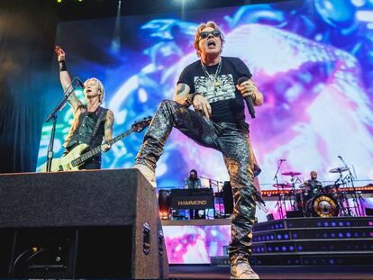 Duff McKagan (izquierda) y Axl Rose, durante el concierto de anoche de Guns N' Roses en el estadio Metropolitano de Madrid.