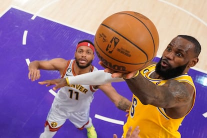 LeBron James durante el cuarto partido de la final de Conferencia entre Los Angeles Lakers y los Denver Nuggets.