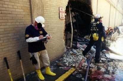 Investigadores del FBI recaban evidencias después de que el vuelo 77 de American Airlines impactase contra las instalaciones del Pentágono después de ser secuestrado por cinco terroristas saudíes poco tiempo tras partir el 11 de septiembre de 2001 del Aeropuerto Internacional de Dulles, en Washington.