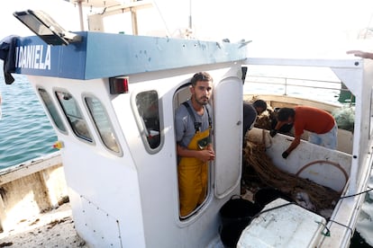 The skipper Jonathan Sánchez, of the fishing boat 'MiDaniela', denounced by the Gibraltar authorities, who is accused of nine crimes for fishing in waters close to the Rock that the authorities of said territory attribute as their own.