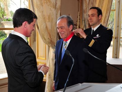 Manuel Valls impote la condecoraci&oacute;n a Gregorio Mara&ntilde;&oacute;n y Bertr&aacute;n de Lis. 