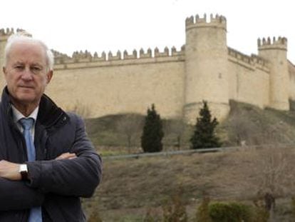 Esteban Ríos, alcalde de Maqueda (Toledo), junto con el Castillo de su municipio que se pondrá a la venta por 9,5 millones de euros.