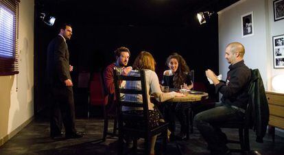 De izquierda a derecha, Xesc Cabot, Miki Esparbé, Ruth Llopis, Betsy Túrnez y Alain Hernández, en 'El rey tuerto', de Marc Crehuet.