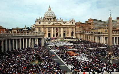 Aspecto de la Plaza de San Pedro de Roma el 24 de abril de 2005 con motivo de la primera misa multitudinaria de Benedicto XVI tras su elecci&oacute;n como Sumo Pont&iacute;fice