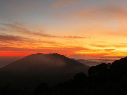 Vista del amanecer con el volc&aacute;n Turrialba de fondo.