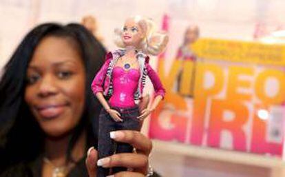 Una trabajadora de Mattel muestra una muñeca Barbie modelo "Video Girl". EFE/Archivo