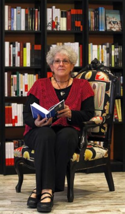 Ana Domínguez en su librería Mujeres y Compañia.