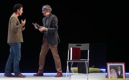 Juan Mayorga, izquierda, junto a César Sarachu, durante un ensayo de la obra 'Intensamente azules', en el teatro de Torrelodones.