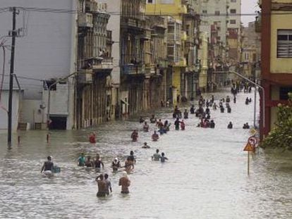 La mayoría de personas fallecieron por el derrumbe de edificios o postes, siete de ellas en La Habana