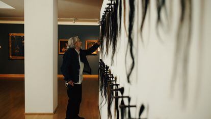 Manuel Vilariño, el 6 de julio manipulando una de sus obras en el Museo de Bellas Artes de A Coruña.
