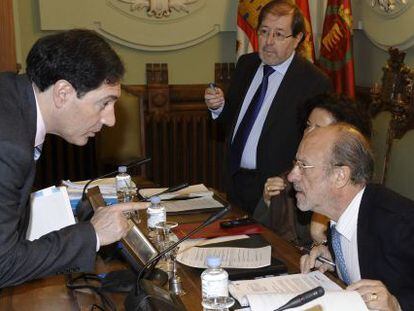 El alcalde de Valladolid conversa con el portavoz del PP en el Ayuntamiento de Valladolid.