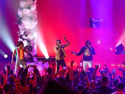 Desde la izquierda, Takeoff, Offset y Quavo, el tr&iacute;o Migos, el pasado lunes en un concierto en Burbank (California).