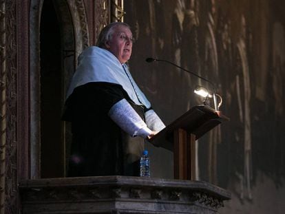 Paul Preston, ayer desde el p&uacute;lpito del paraninfo de la UB. 