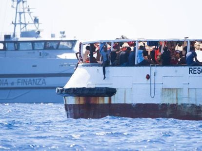 Varios de los inmigrantes a bordo del 'Open Arms', este viernes en la cubierta del barco.