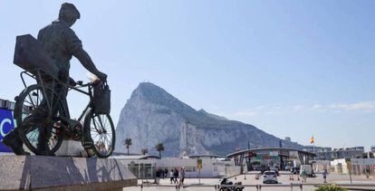 Vista de la frontera con Gibraltar desde La Línea (Cádiz), donde se encuentra la aduana con el territorio británico. 