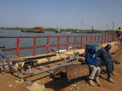 Obras de construcción del puente transgambiano entre Farafeni y Soma, en Gambia.