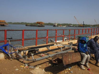 Obras de construcción del puente transgambiano entre Farafeni y Soma, en Gambia.