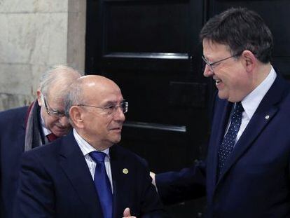 El presidente valenciano, Puig, se reúne con pensionistas.