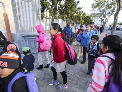 Estudiantes a la entrada de un colegio en Los &Aacute;ngeles, el mi&eacute;rcoles.