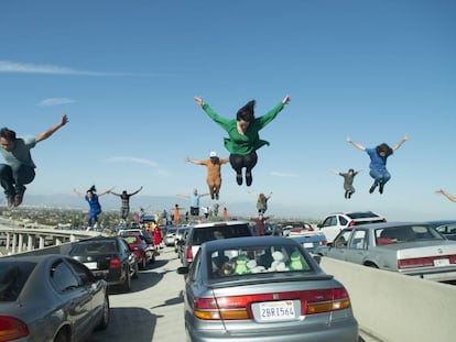 Fotograma de la escena inicial de la película 'La La Land', un baile en medio del atasco en el cruce de las autopistas 105 y 110.