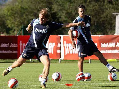 Bernd Schuster y su segundo, Manolo Ruiz, durante un entrenamiento del Madrid en la localidad austriaca de Irdning.