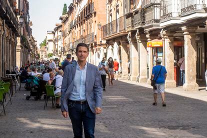 El alcalde de Alcalá, Javier Rodríguez Palacios, en la calle Mayor.