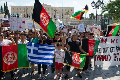 Protesta de refugiados afganos contra el régimen de los talibanes, este jueves ante el Parlamento griego, en Atenas.