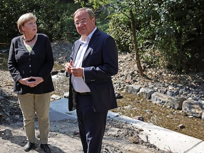 Angela Merkel y Armin Laschet, este domingo en Hagen, una de las zonas afectadas por las inundaciones de este verano.