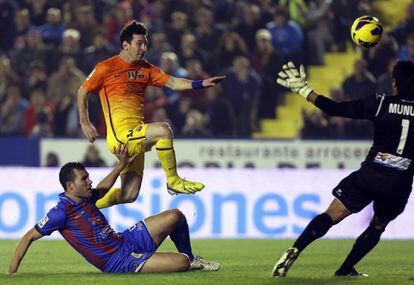 Messi marca uno de sus dos goles.