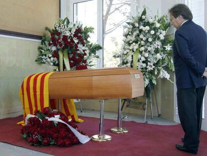 La capilla ardiente del escritor Emili Teixidor, fallecido ayer a los 78 años, ha quedado en la escuela Betània Patmos.