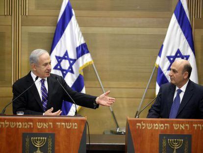 El primer ministro israelí, Benjamin Netanyahu, y el líder de Kadima, Shaul Mofaz, en una conferencia de prensa conjunta.