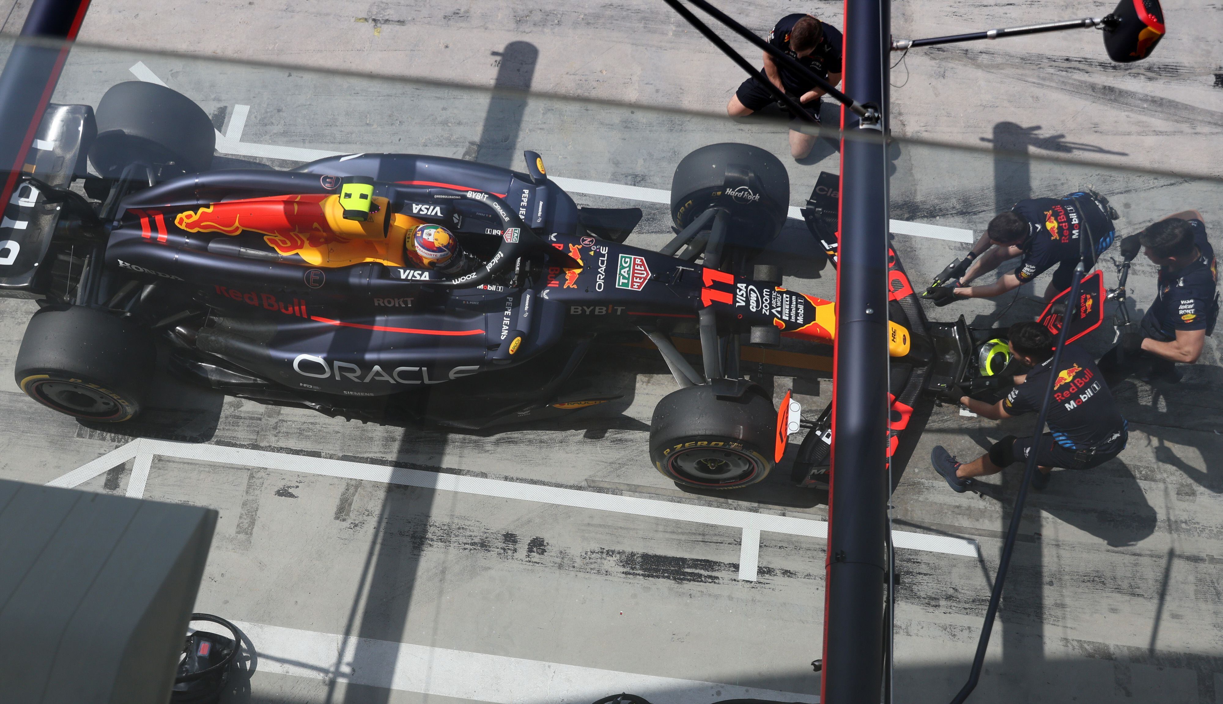 Los mecánicos de Red Bull trabajan en el coche de Checo Pérez, en Baréin.