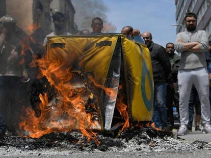 Un grupo de repartidores de Glovo en Barcelona queman un mochila de la empresa de reparto tras la muerte de un compañero 
